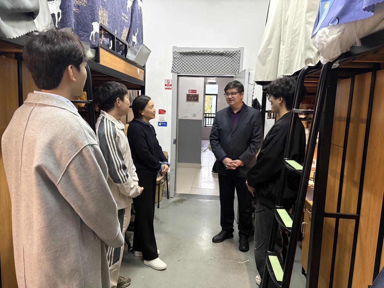 “一站式”学生社区|校党委委员、副校长卢金树深入学院毕业班宿舍走访